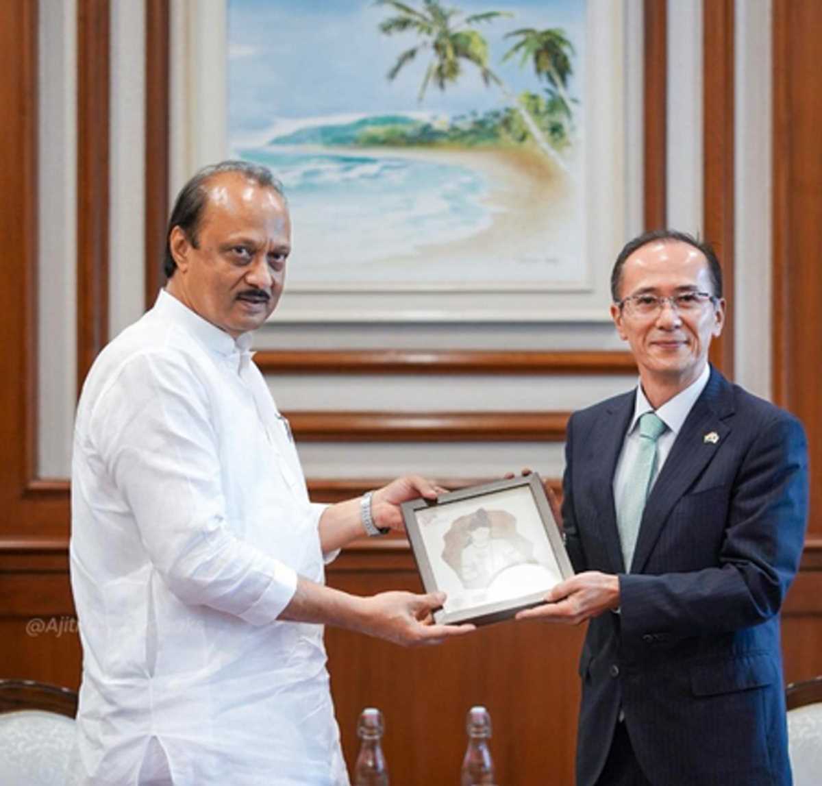 महाराष्ट्र के उपमुख्यमंत्री अजीत पवार ने जापान के महावाणिज्य दूत यागी कोजी से की मुलाकात, सहयोग बढ़ाने पर जोर महाराष्ट्र के उपमुख्यमंत्री अजीत पवार ने जापान के महावाणिज्य दूत यागी कोजी से की मुलाकात, सहयोग बढ़ाने पर जोर